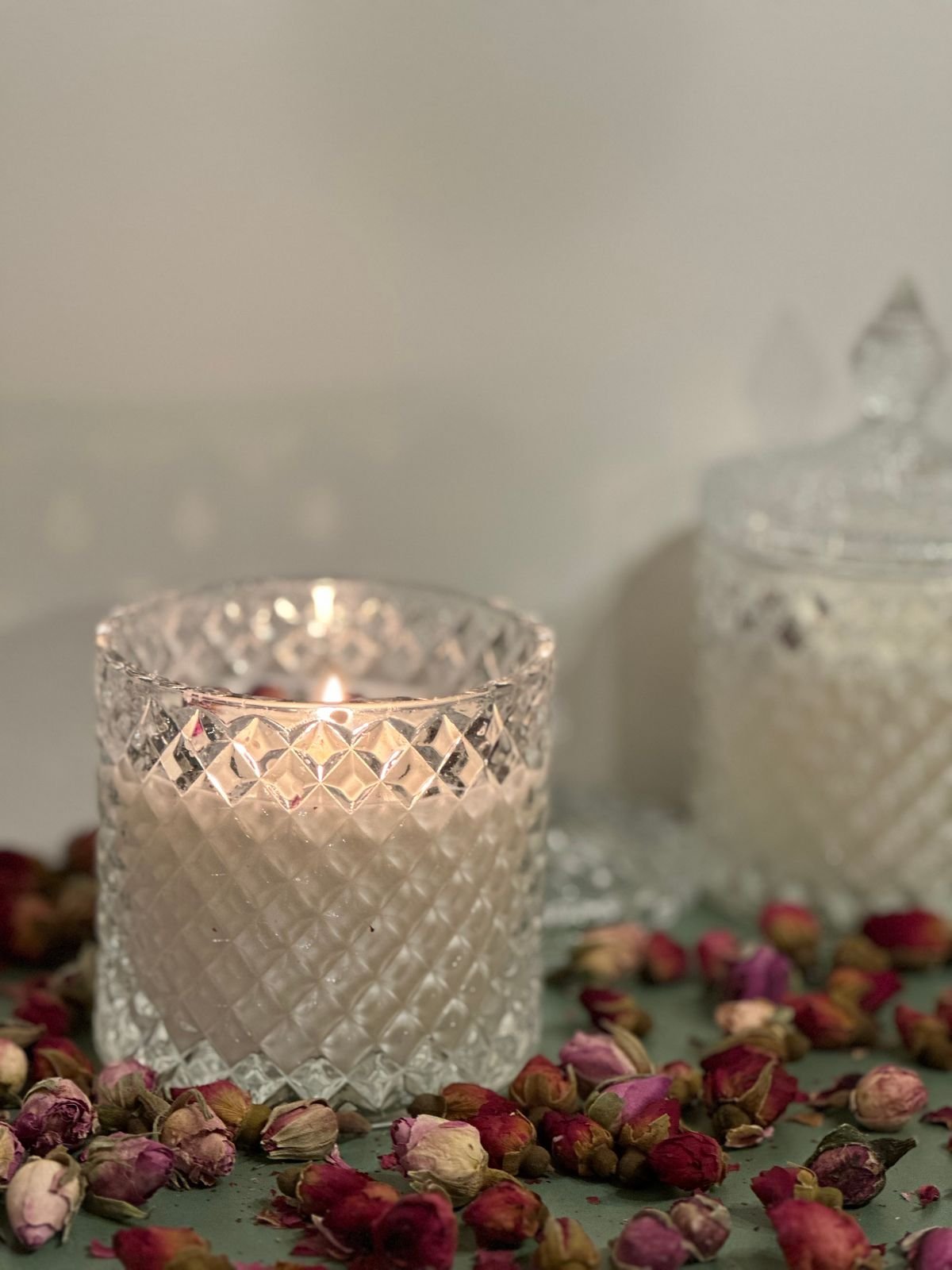 Vela acesa em ambiente de casa