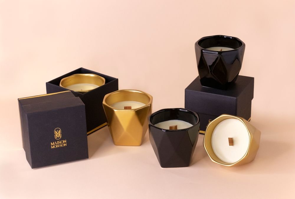 Velas em castiçais decorativos