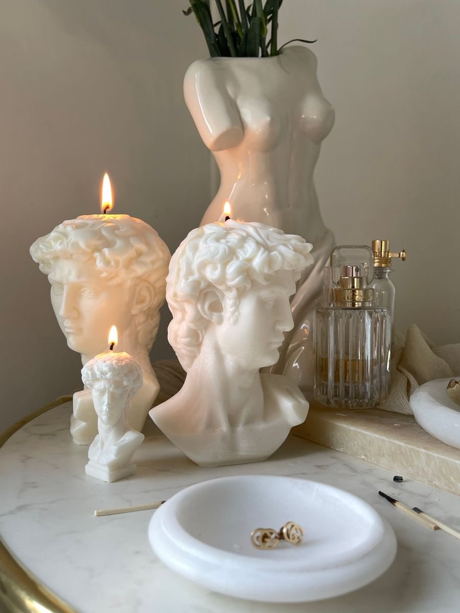 Esculturas e velas em composição de decoração