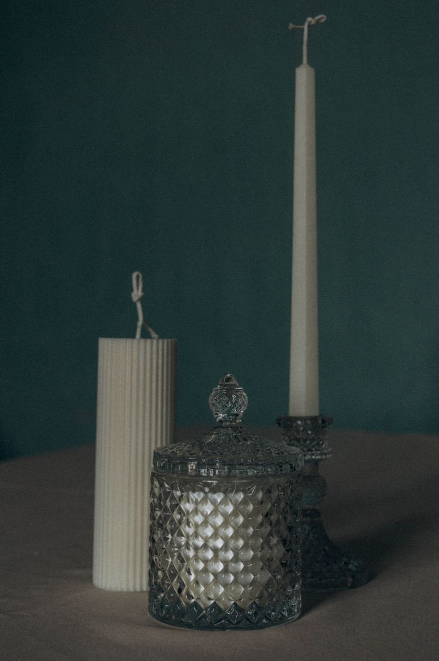 Composição de velas e objetos em tons escuros